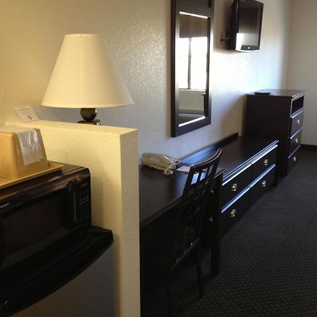 Howard Johnson By Wyndham Lubbock Tx Exterior photo