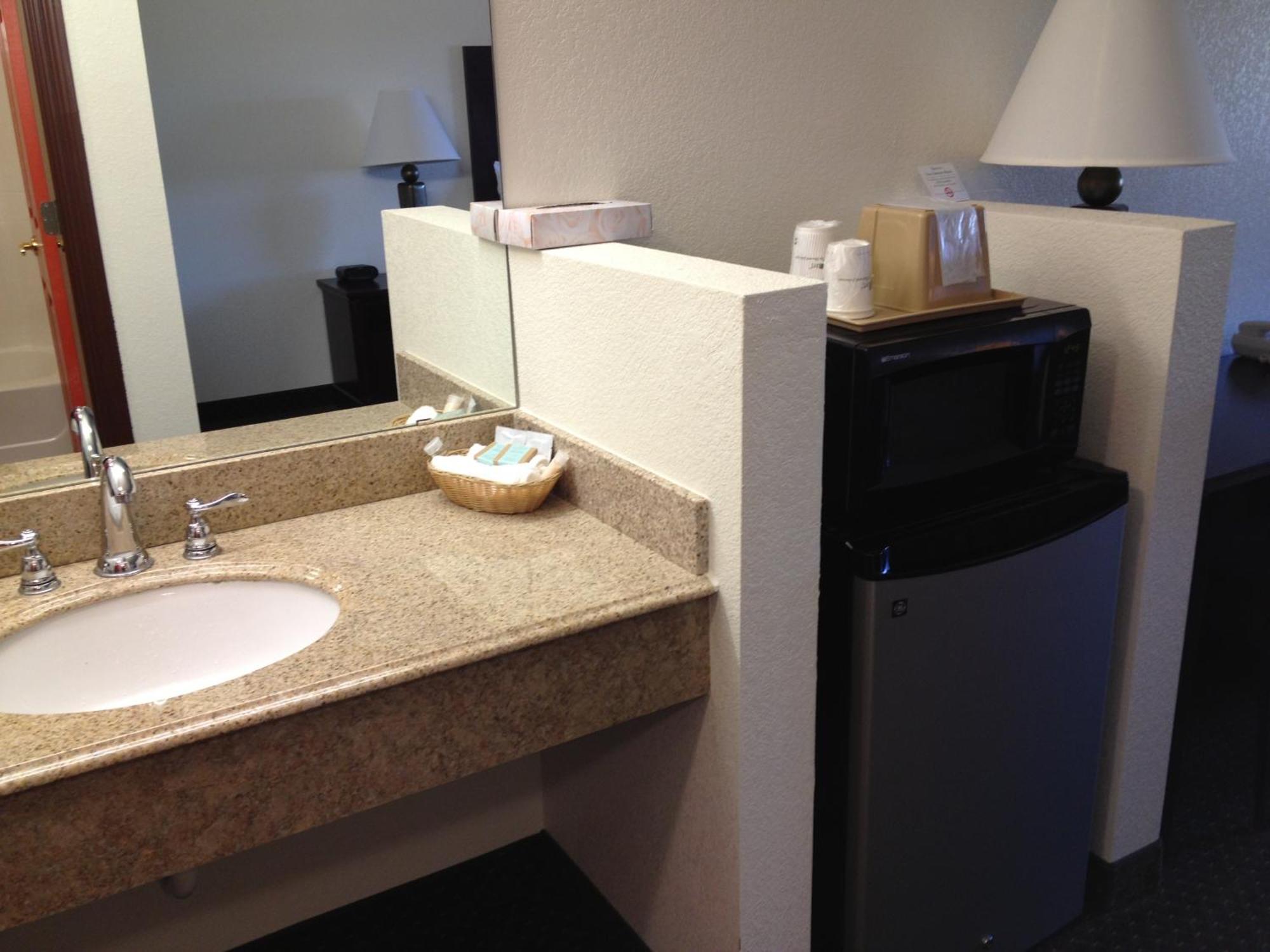 Howard Johnson By Wyndham Lubbock Tx Exterior photo